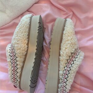 Ugg platform Tazz Slipper- worn once